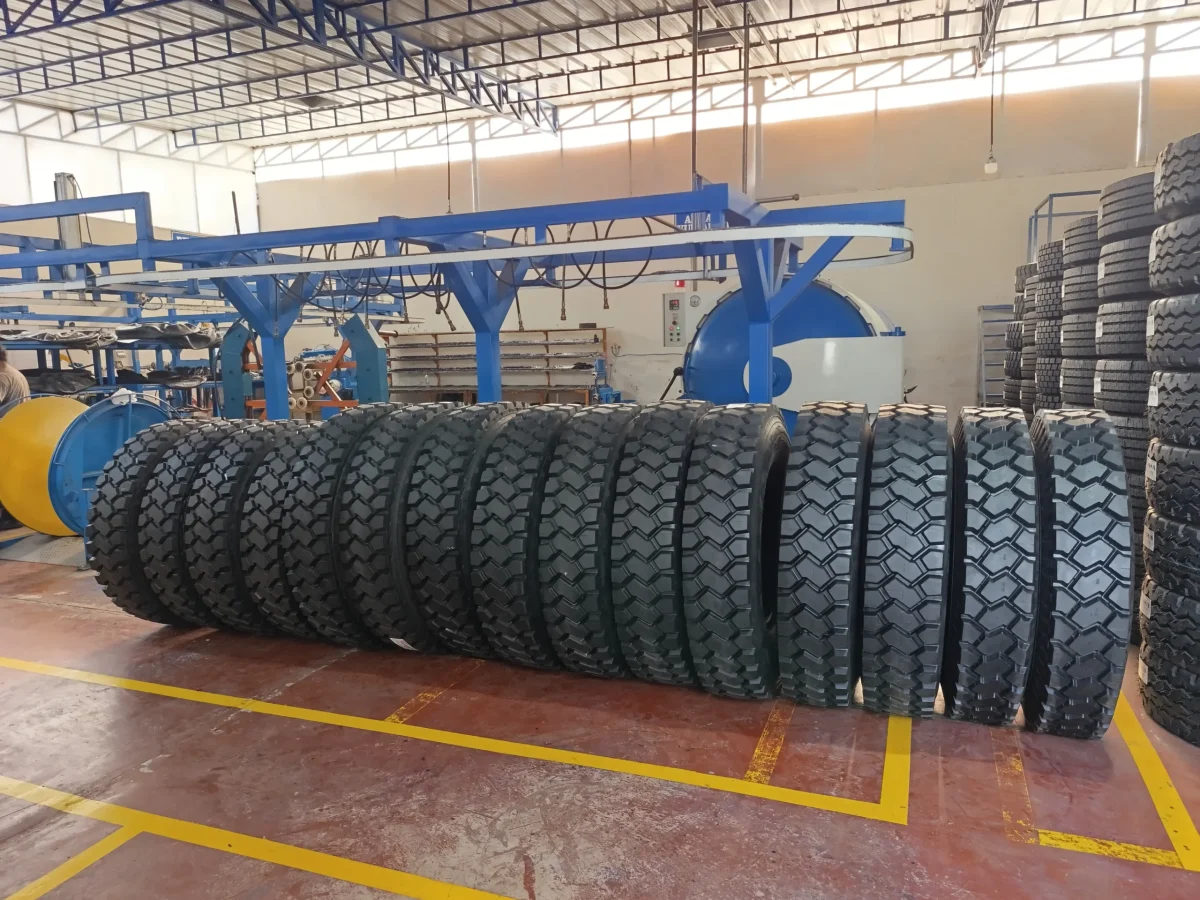 Reencauche de llantas para Minicargadores y Retroexcavadoras (2)